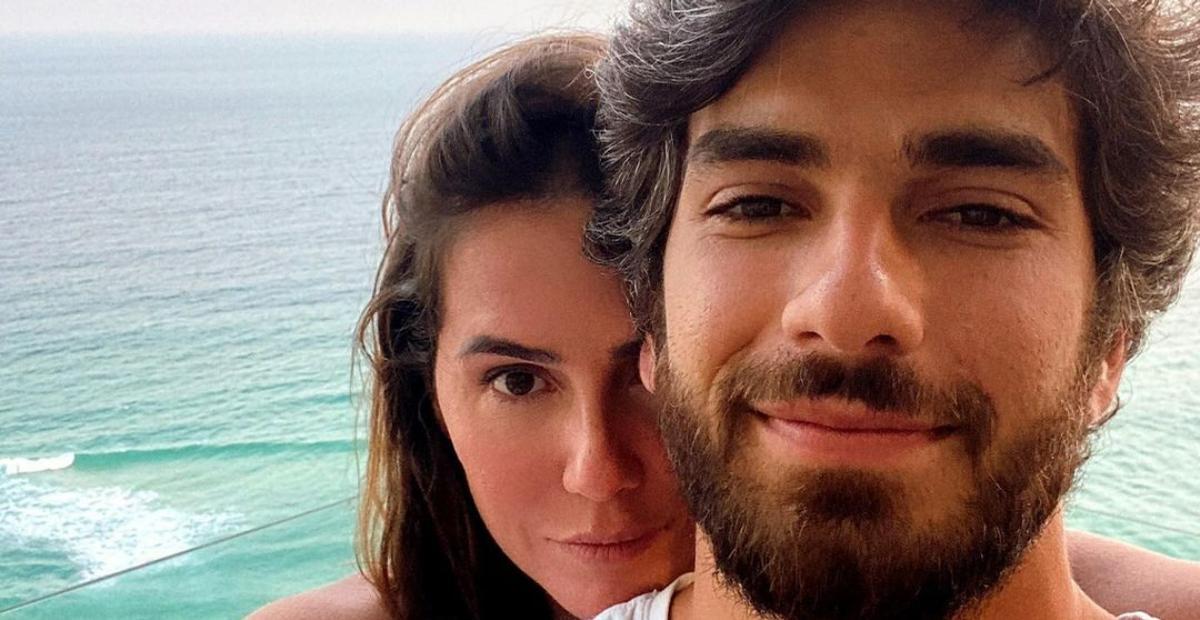 Deborah Secco relembra início de namoro com Hugo Moura