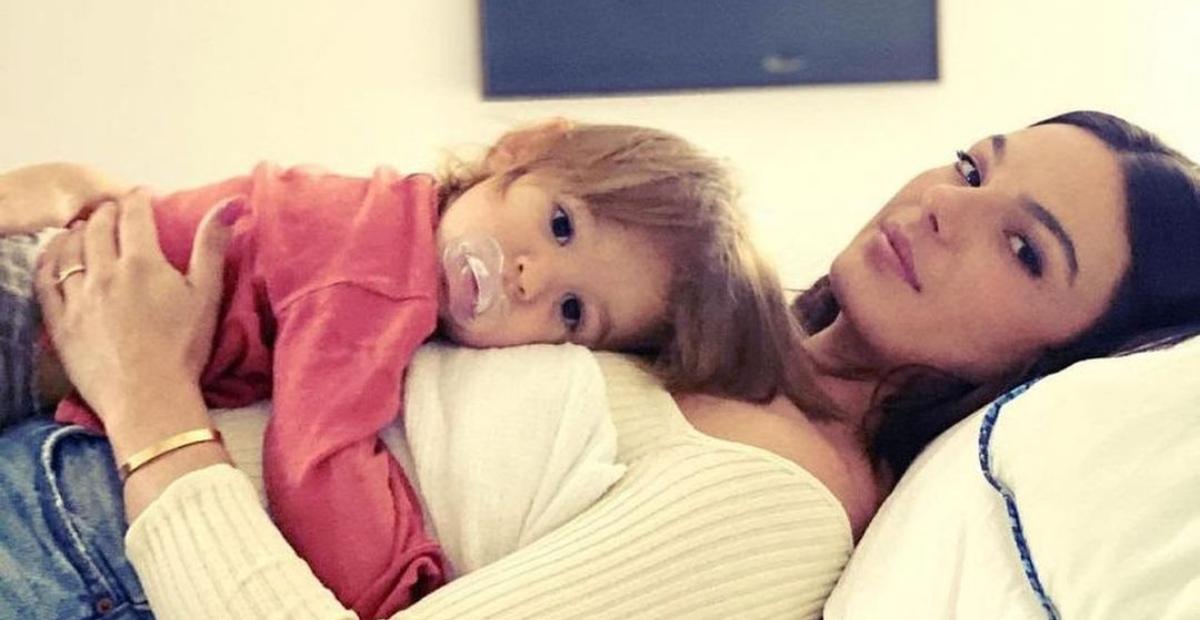 Isis Valverde se diverte em dia no circo com o filho, Rael: ”Magia”