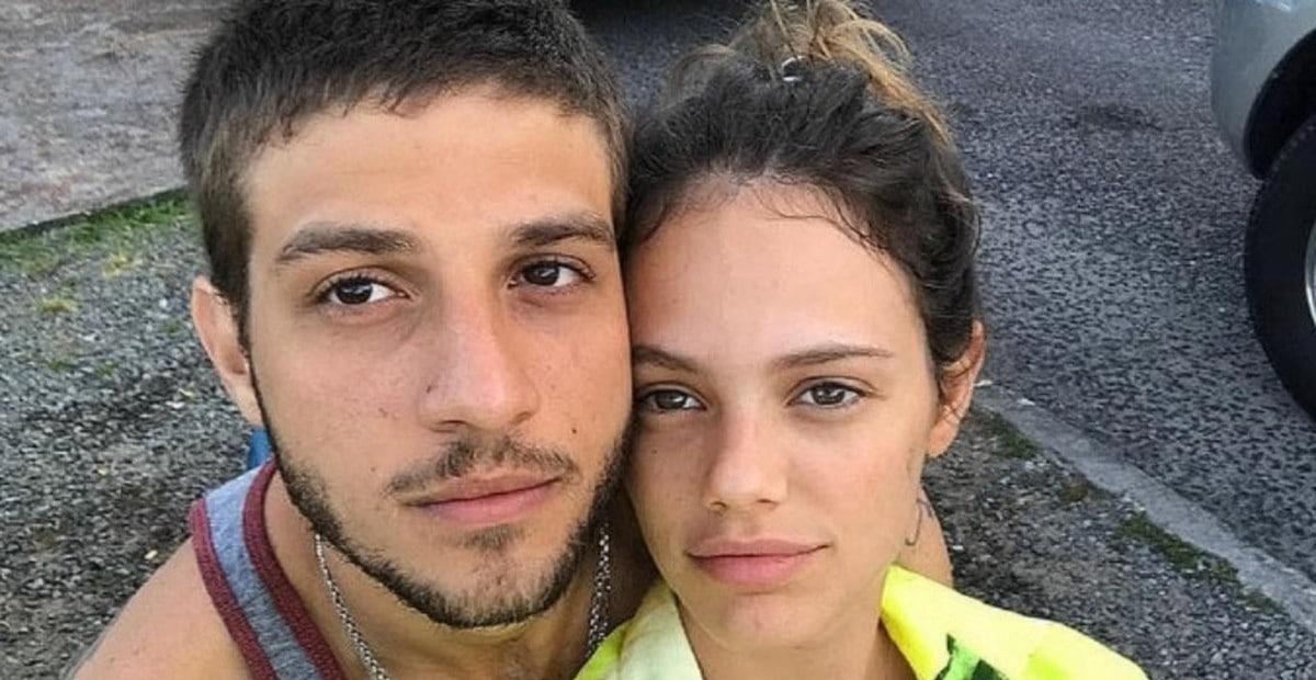 À espera de um menino, Laura Neiva exibe barrigão na web e Chay Suede baba: ”Mamãe mais linda”