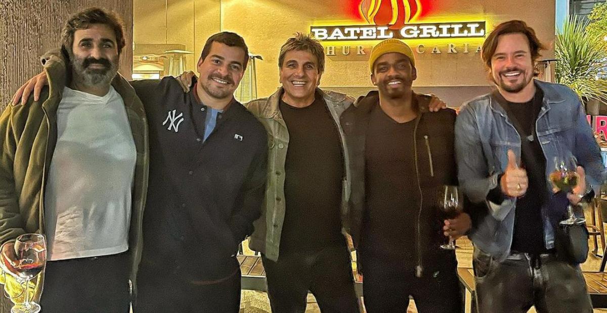 Thiago Martins janta ao lado de amigos em churrascaria: ”A arte proporciona grandes encontros”