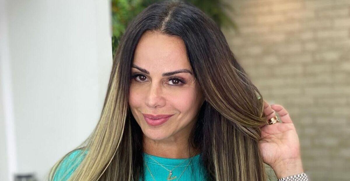 Com body cavado e decotado no limite, Viviane Araújo surge arrasadora