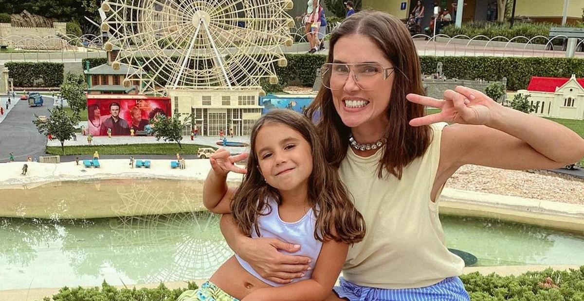 Deborah Secco e Maria Flor surgem fazendo pose divertida e a atriz se derrete: ”Um só coração”