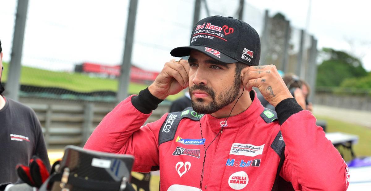 Caio Castro conquista vitória na etapa final em competição automobilística