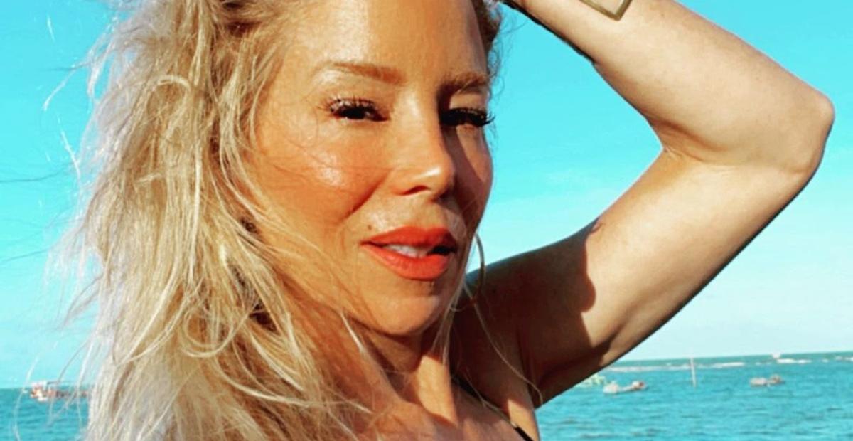 Em Alagoas, Danielle Winits exibe corpão de biquíni e deixa web babando: ”Ensina as novinhas”