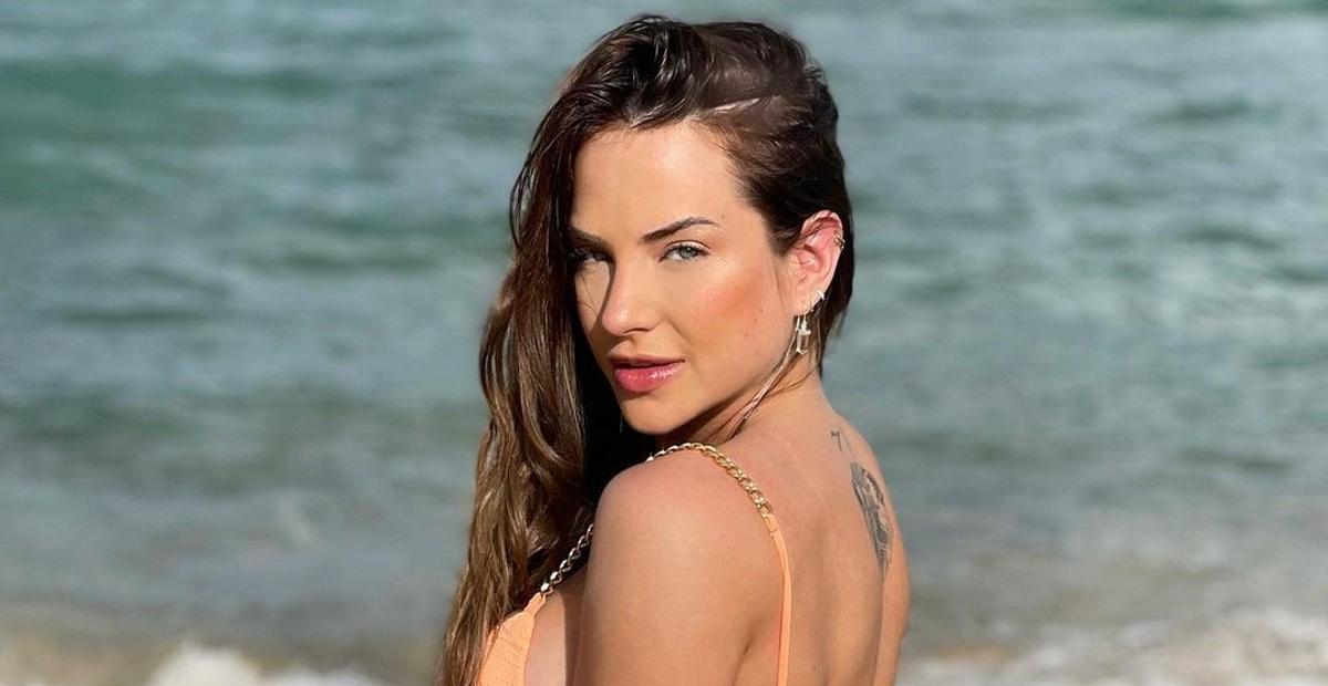Gabi Martins exibe abdômen trincado e corpão cheio de curvas na Casa CARAS Pernambuco
