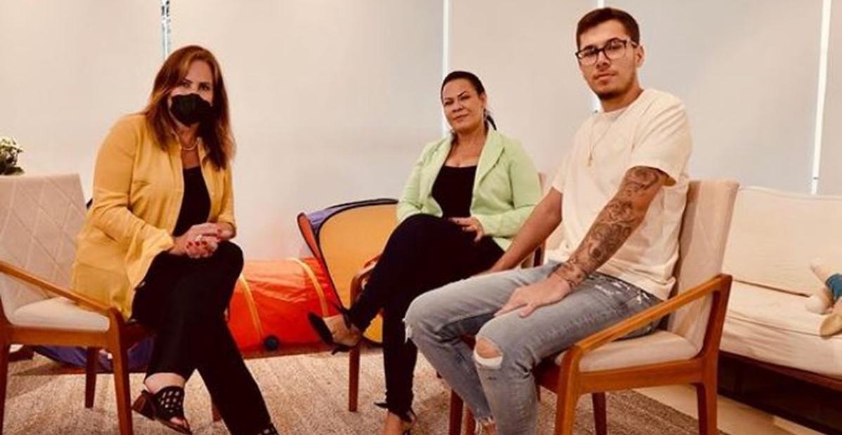 Mãe de Marília Mendonça sobre a falta da filha: ”Vou lá cheirar o travesseiro, as roupas”