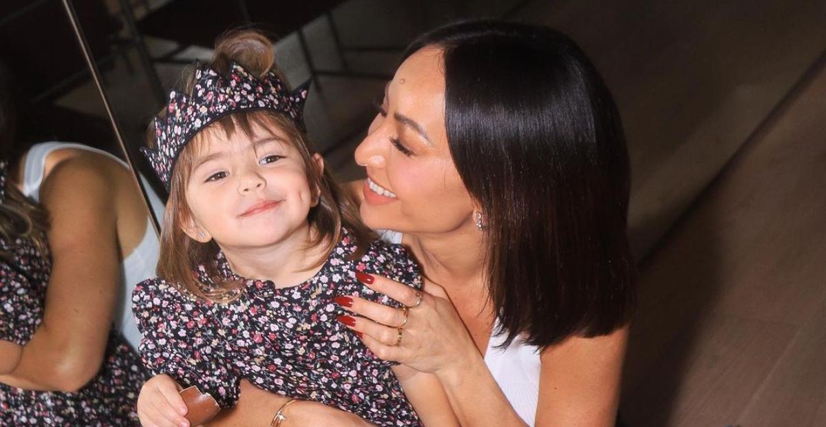 Sabrina Sato flagra a filha, Zoe, sambando e surpreende a web: ”Passista”