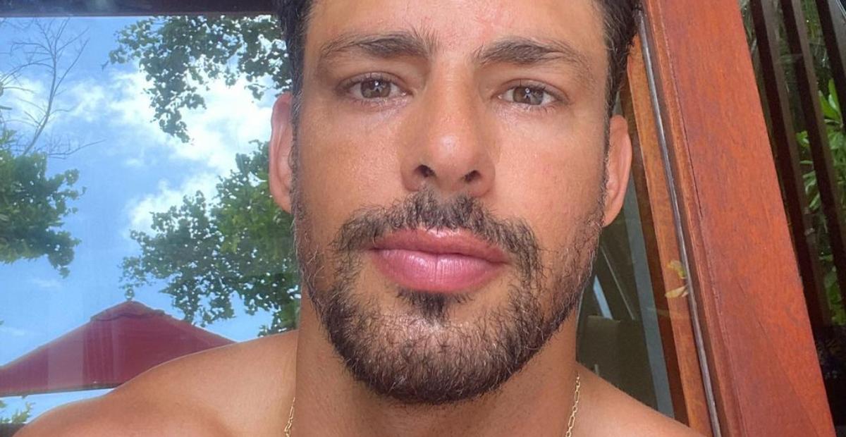 Na cama, Cauã Reymond arranca suspiros da web com beleza natural: ”Não me deixe cair em tentação”