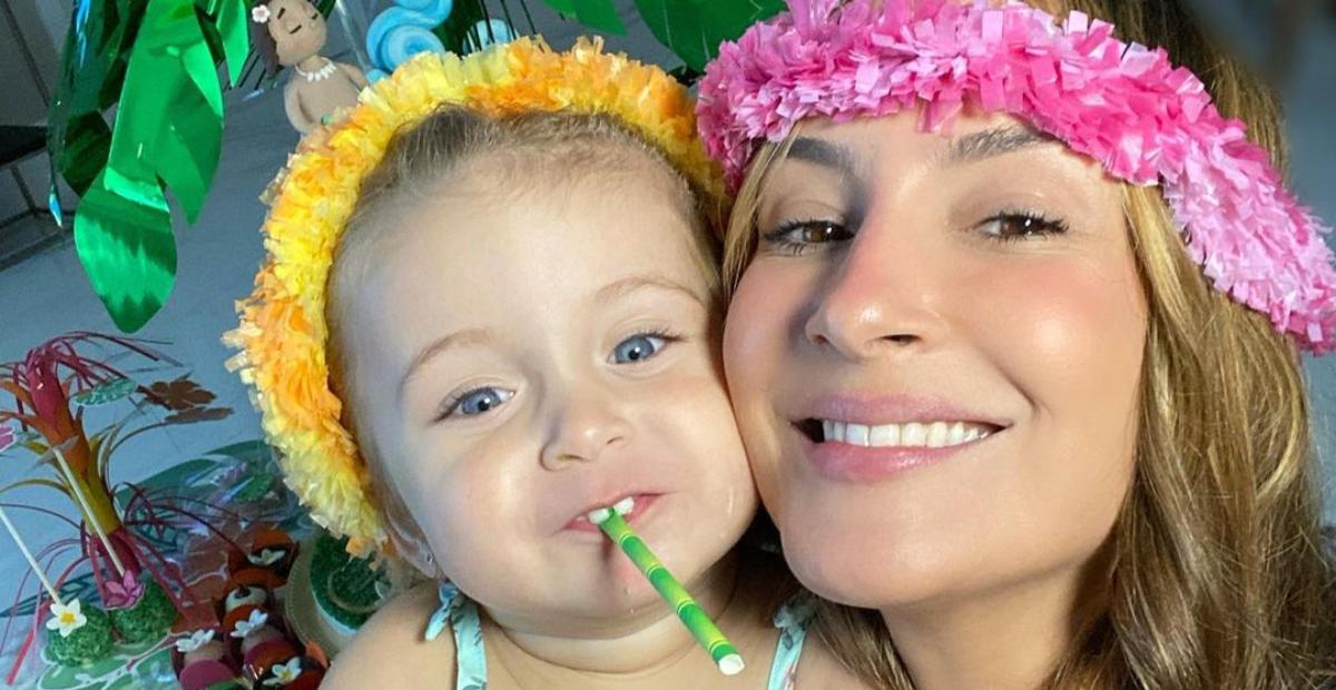 Claudia Leitte e a filha, Bela, posam juntas para exibir look do dia: ”Blogueiras”