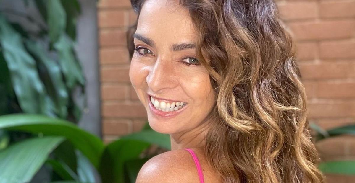 Claudia Ohana esbanja curvas esculturais em maiô branco e arranca suspiros: ”Eterna diva”