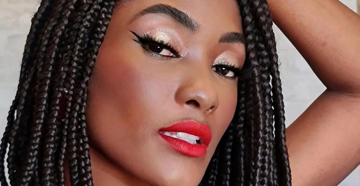 Erika Januza veste só correntes prateadas em ensaio da Viradouro e arranca suspiros da web