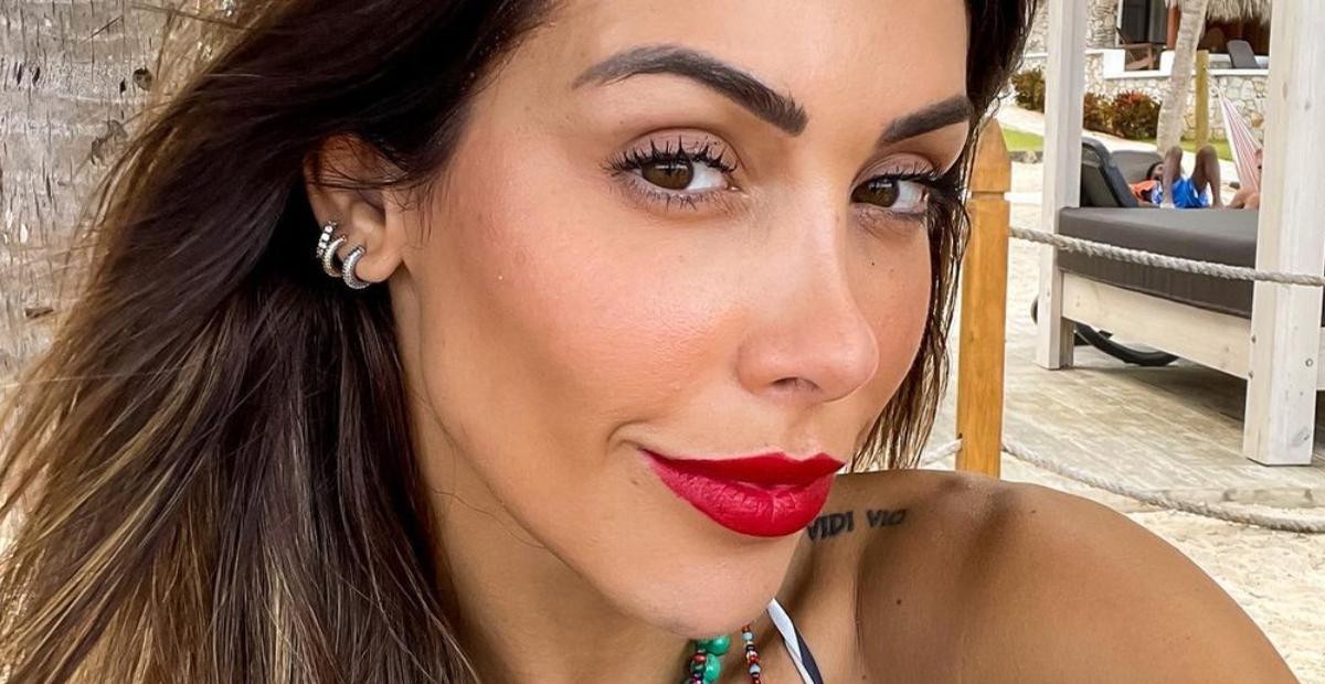 Fazendo yoga de biquíni, Bella Falconi exibe corpo sarado e leva web à loucura: ”Perfeita demais”