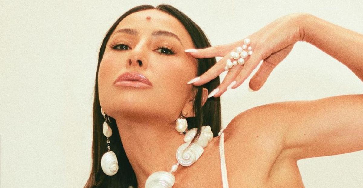 Sabrina Sato exibe corpo escultural com sutiã e calcinha micro de strass: ”Que corpo é esse?”
