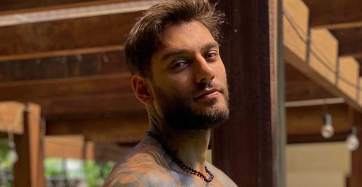 Sem camisa, Lucas Lucco exibe abdômen trincado na academia e arranca suspiros: ”Obra de arte”