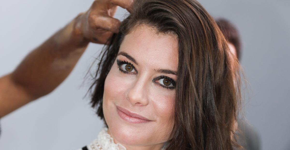 Com novo visual, Alinne Moraes brilha com look transparente em desfile no SPFW