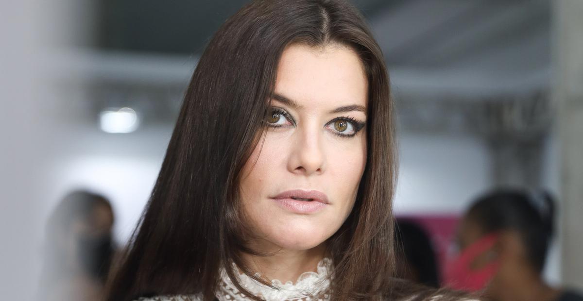 No SPFW, Alinne Moraes corta o cabelo e impressiona com resultado radical