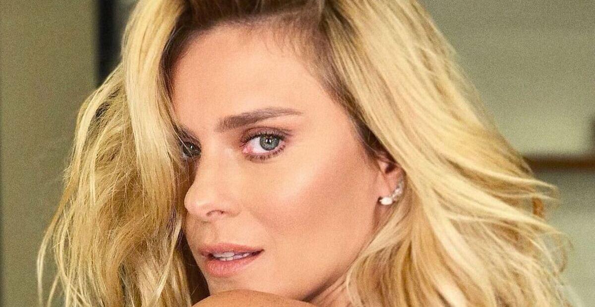 De top em formato de coração, Carolina Dieckmann exibe cinturinha e decote poderoso