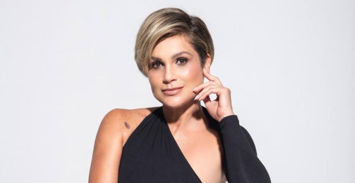 Sem nada por baixo, Flávia Alessandra é clicada com o blazer aberto em ensaio fashion: ”Deusa”