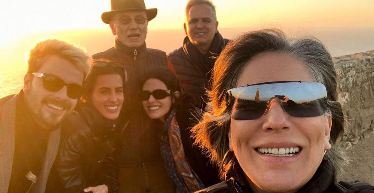 Em Portugal, Gloria Pires posa com a família diante de belíssimo pôr do sol