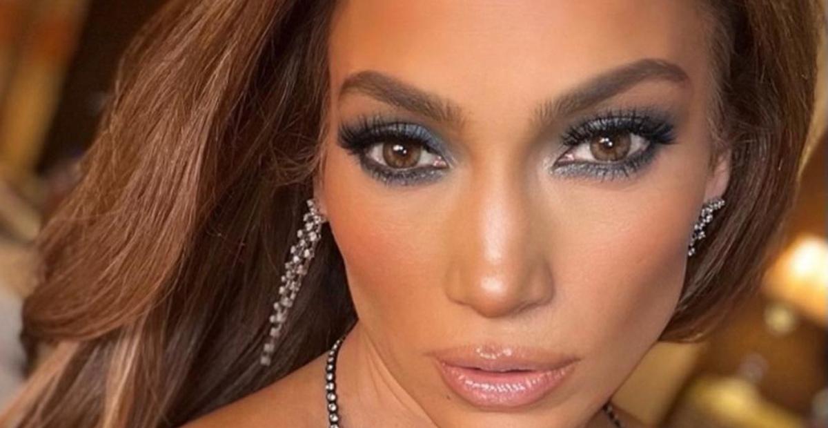 Deslumbrante, Jennifer Lopez exibe curvas em slip dress coladinho e com as costas abertas