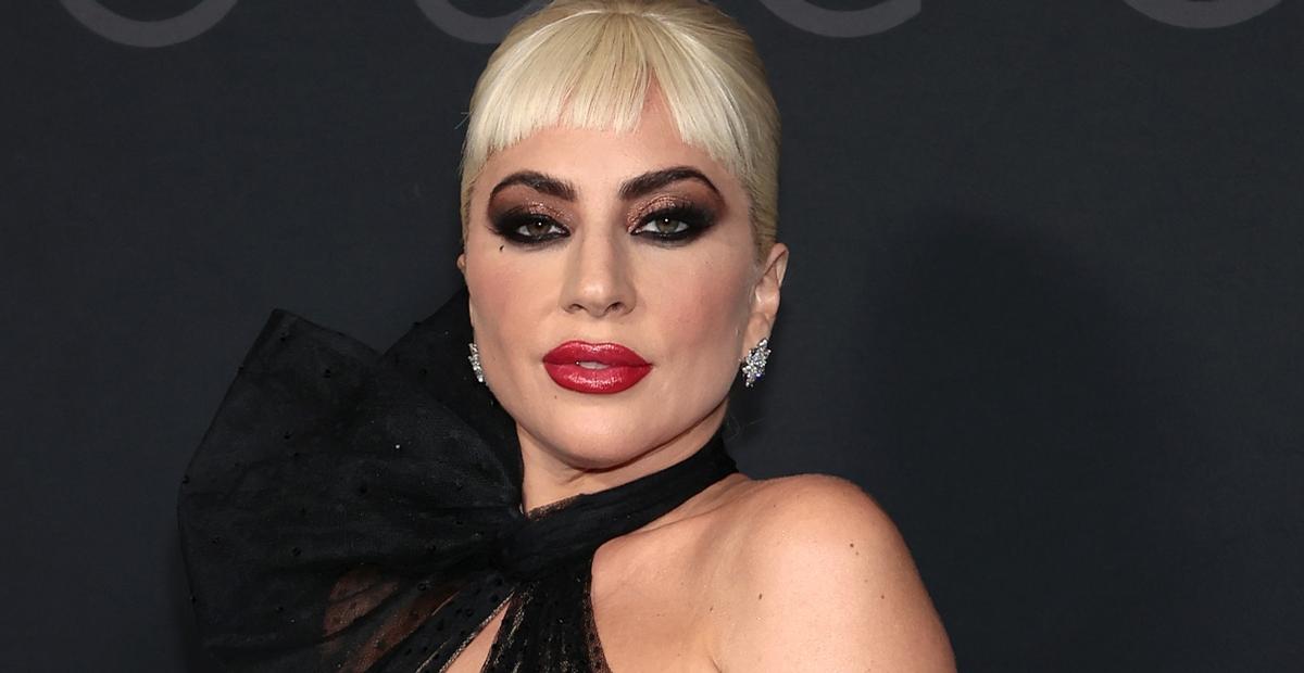 Lady Gaga rouba a cena ao apostar em vestido com decote transparente na premiere de House of Gucci