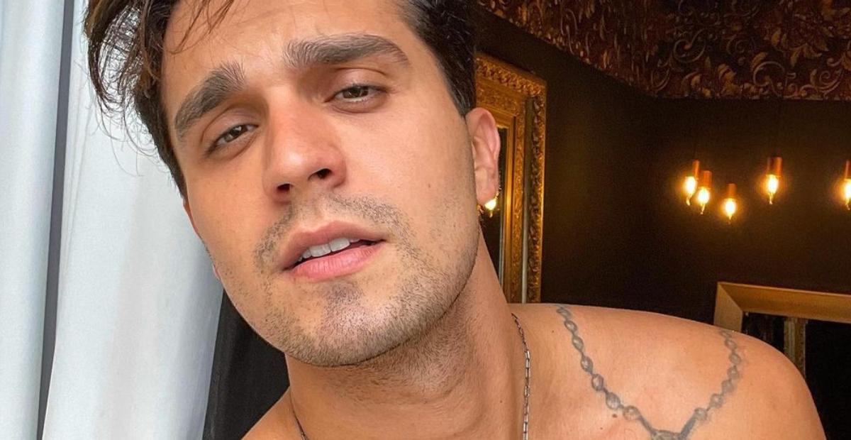Luan Santana aparece trajado para aula de mergulho e arranca suspiros: ”Um peixão desses”