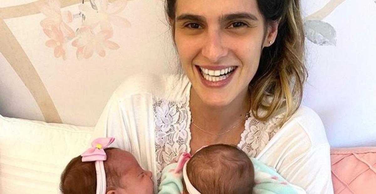Marcella Fogaça exibe uma das filhas engatinhando e desabafa sobre crescimento das bebês: ”Chorei”