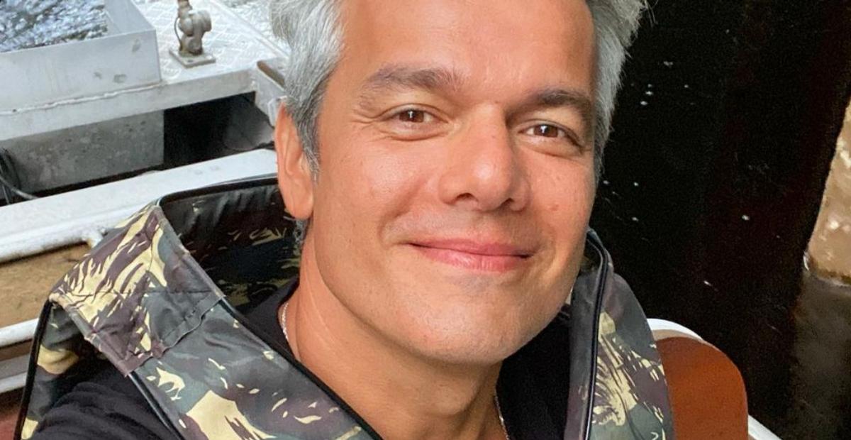 Otaviano Costa esbanja estilo durante passeio na Bahia e brinca: ”Pra mim ainda é domingo”