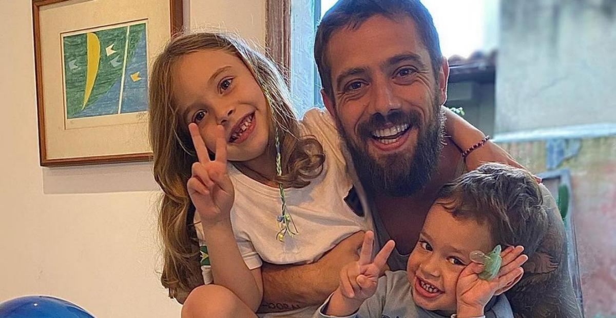 Rafael Cardoso celebra aniversário coladinho com sua família: ”Surpresa da manhã!”