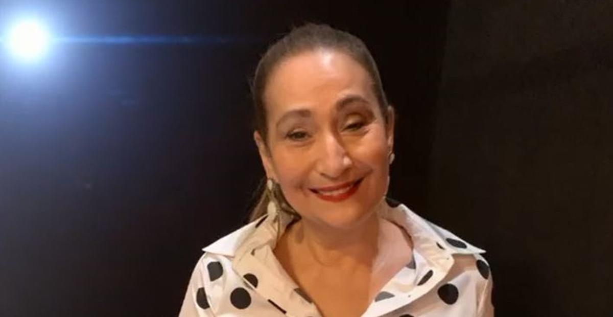 Filho de Sonia Abrão faz aniversário e apresentadora mostra fotos inéditas do herdeiro