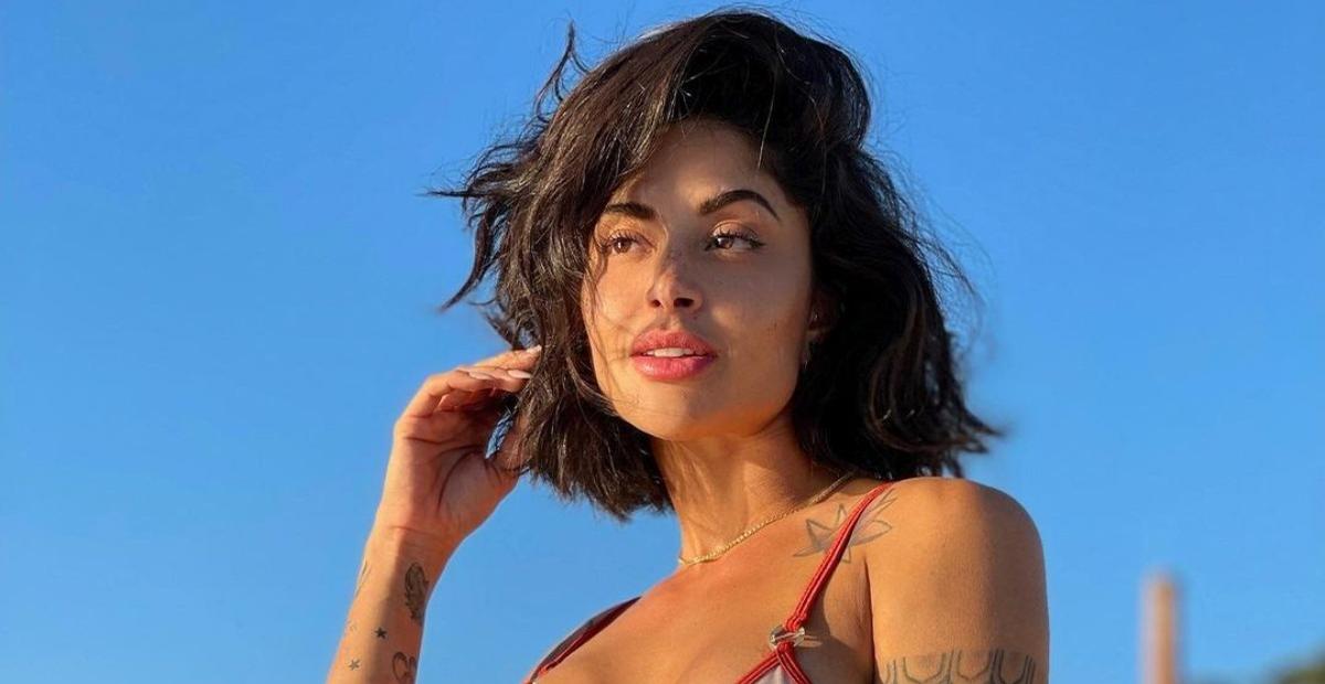 De biquíni, Aline Campos exibe corpão ao surgir fazendo stand up paddle durante viagem a Portugal