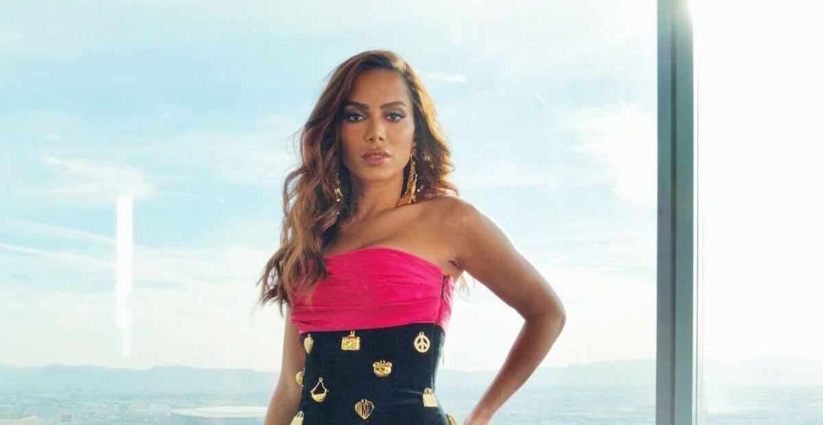 De vestido sem alça, Anitta surge deslumbrante e esbanja elegância no Grammy Latino