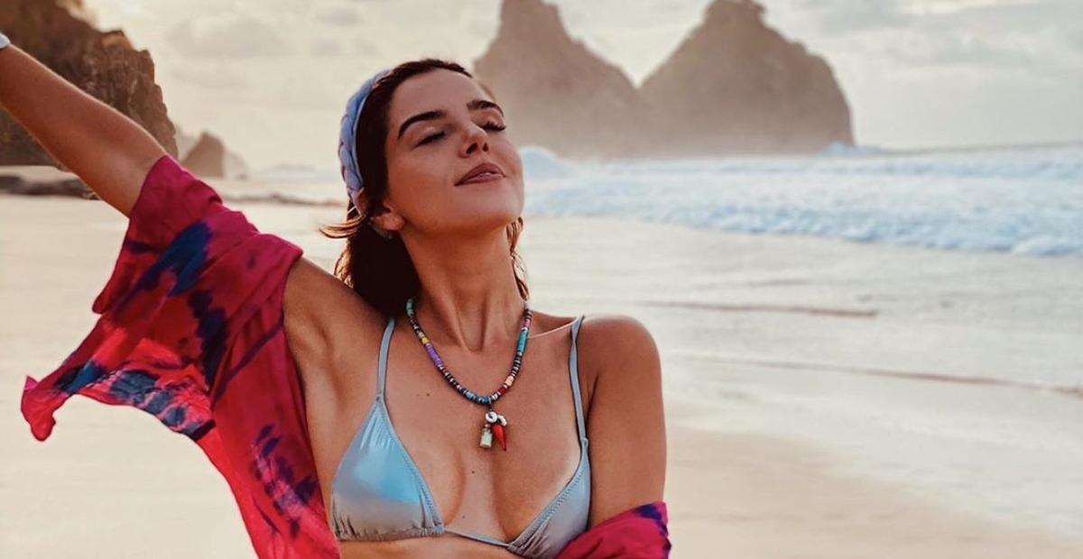 Giovanna Lancellotti empina o bumbum em praia de Noronha e o namorado baba: ”O que que é isso!”