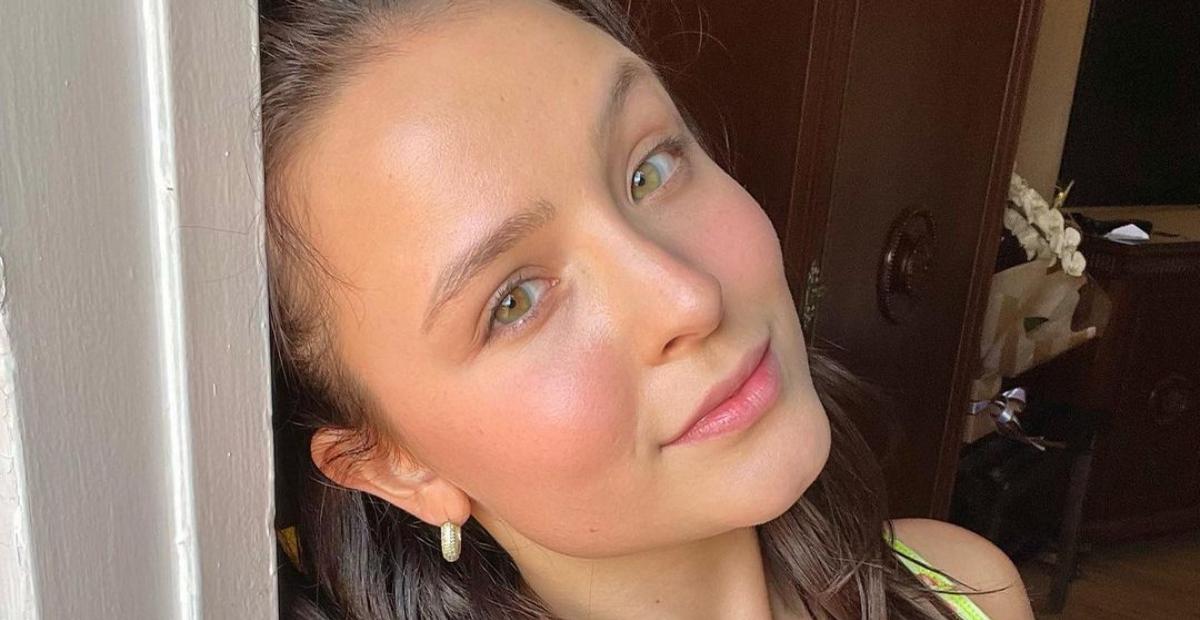 Na varanda de frente para o mar, Larissa Manoela esbanja estilo em look colorido e chama atenção
