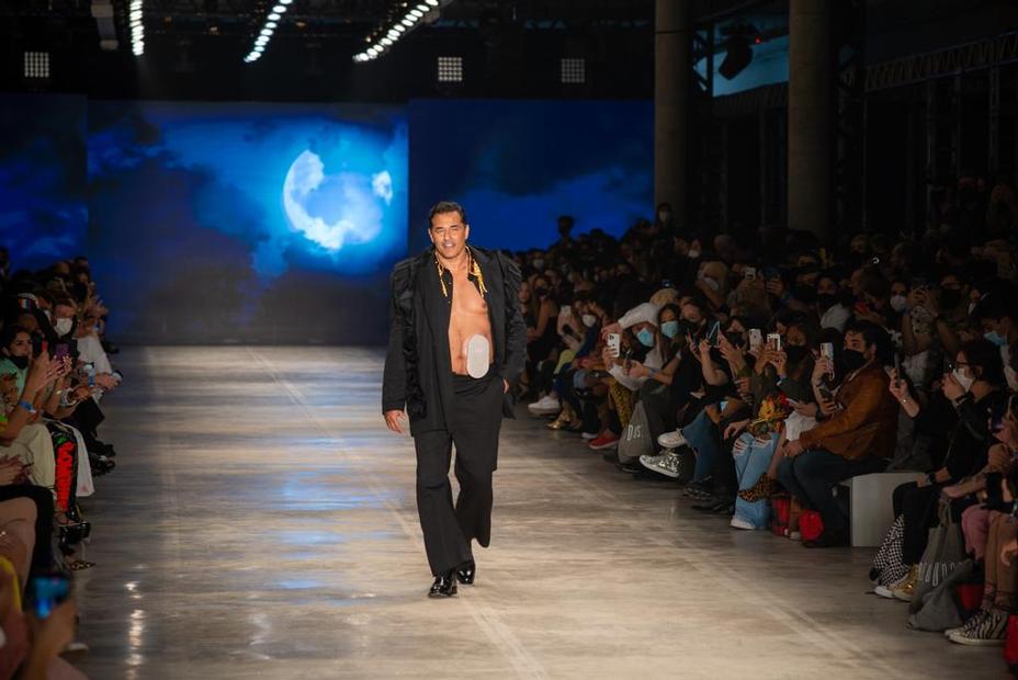 Luciano Szafir choca ao desfilar com bolsa de estomia visível na passarela do São Paulo Fashion Week