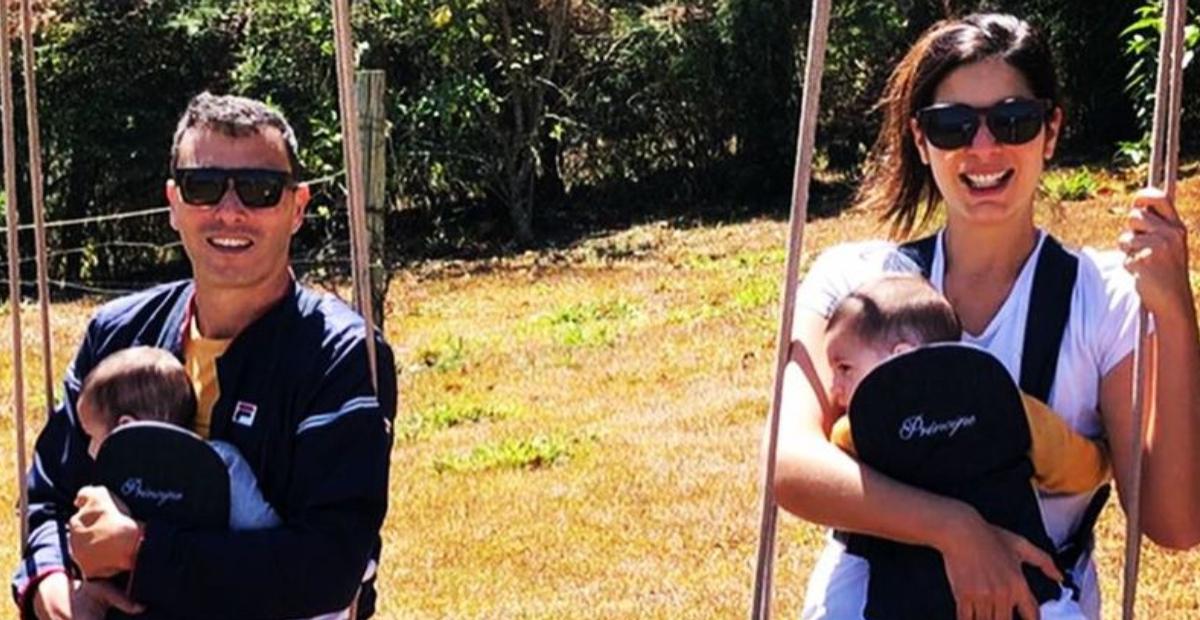 Andréia Sadi flagra o marido, André Rizek, brincando com os filhos e se derrete