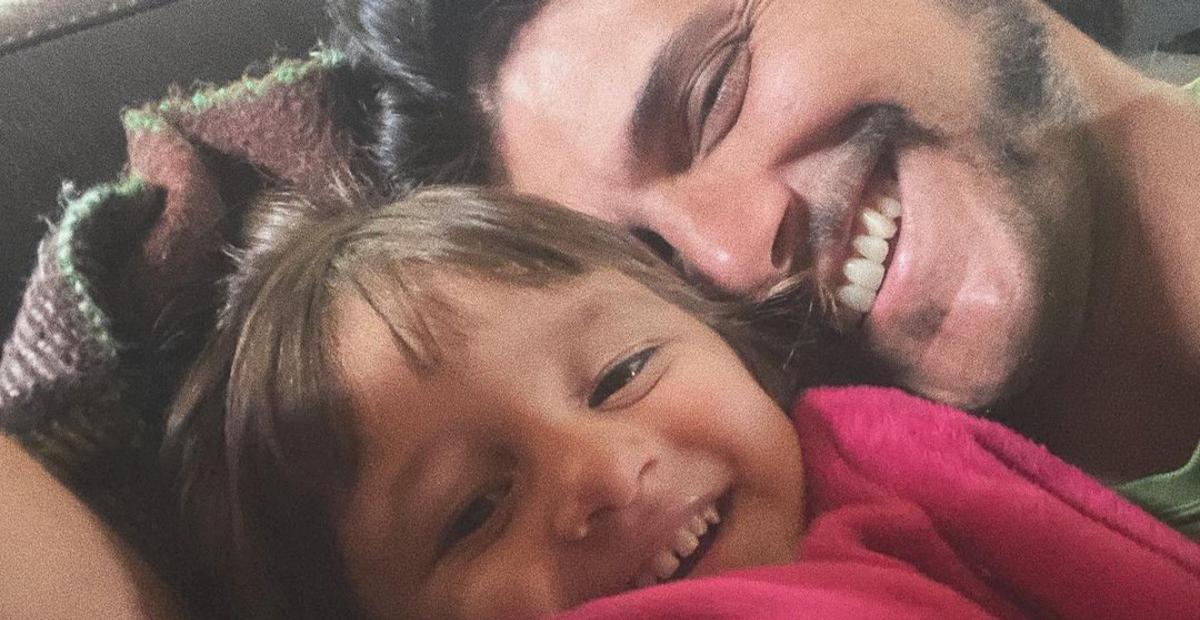 Bruno Gissoni compartilha clique coladinho com Madalena e fãs comparam: ”Tal pai, tal filha”
