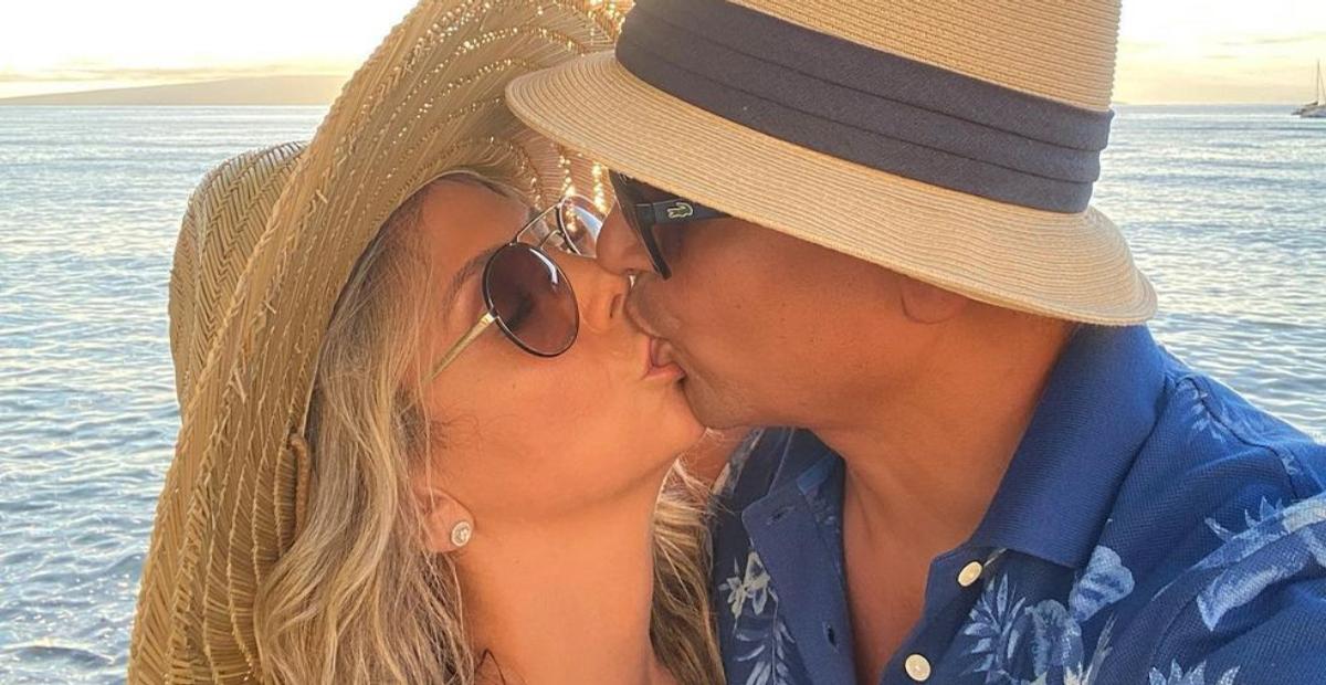 De biquíni, Carla Perez aproveita passeio de lancha romântico com Xanddy e web se derrete