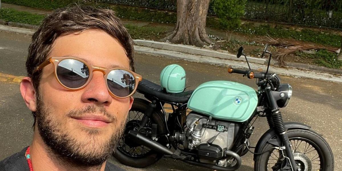Após nascimento, Chay Suede encanta ao mostrar rostinho do filho José