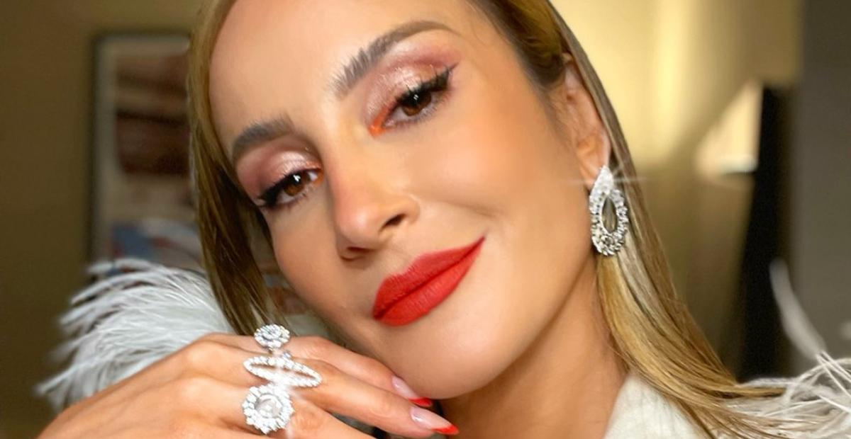 Claudia Leitte exibe detalhes de vestido fendado usado no ‘The Voice Brasil’ e leva fãs à loucura