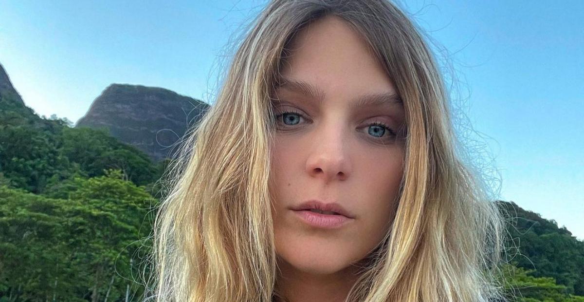 Isabela Santoni chama atenção da web ao exibir barriga chapada: ”Deusa!”