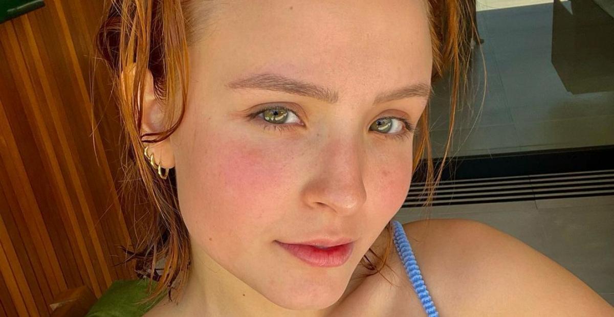 Larissa Manoela exibe momentos divertidos na praia: ”Era sol que eu queria para hoje”