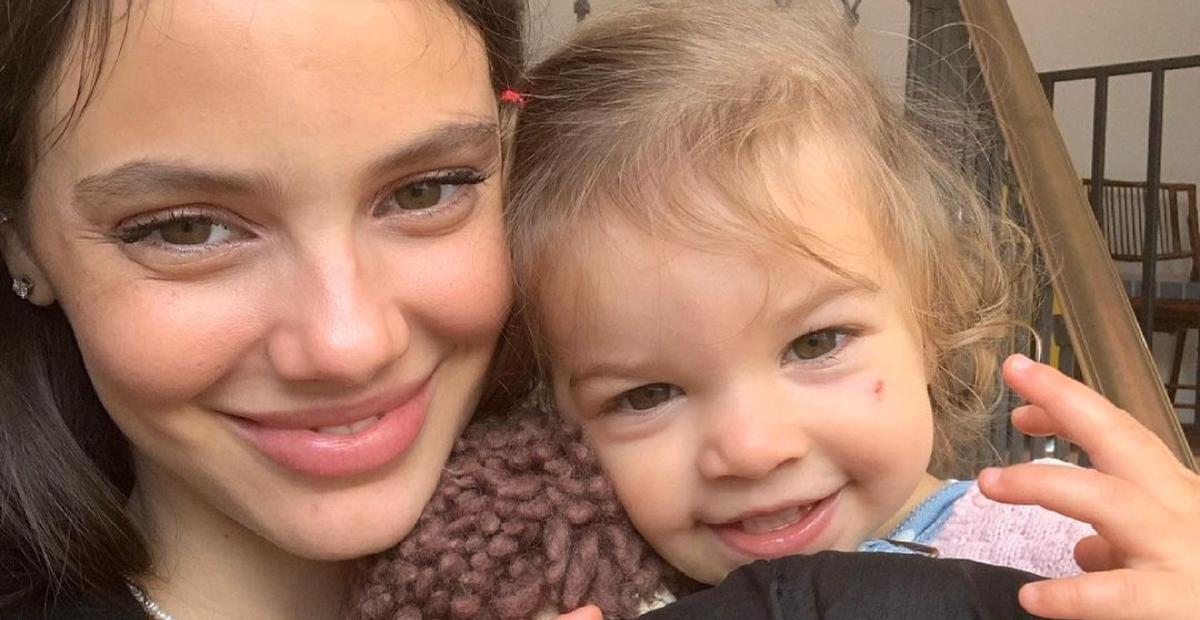 Laura Neiva encanta ao mostrar a reação de Maria conhecendo o irmão: ”Será que ficou feliz?”