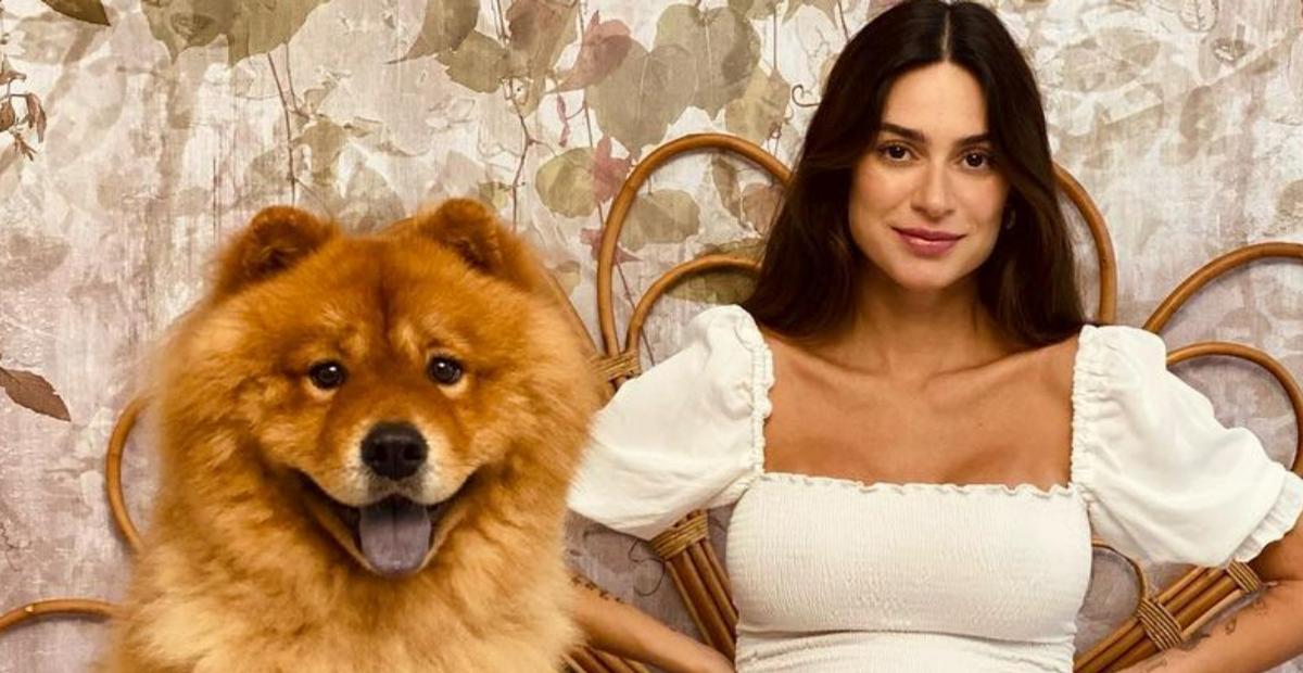 No final da gravidez, Thaila Ayala faz fotos fofas com seu cãozinho: ”Tente não morrer de amores”