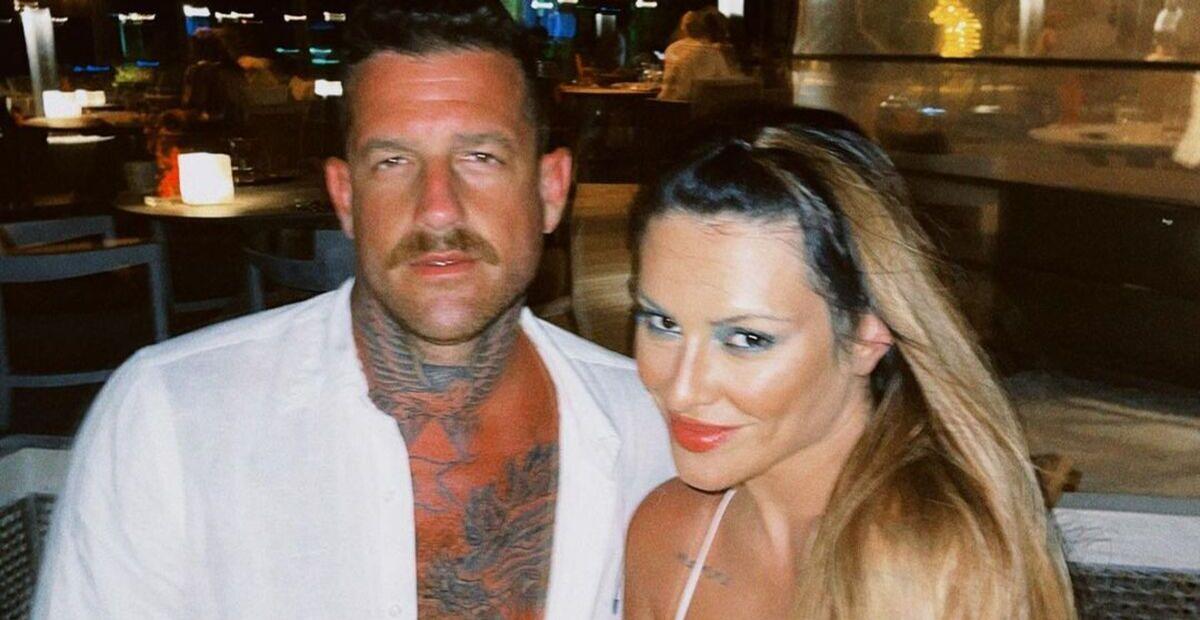 Em evento, Cleo e o marido chamam a atenção com troca de carícias