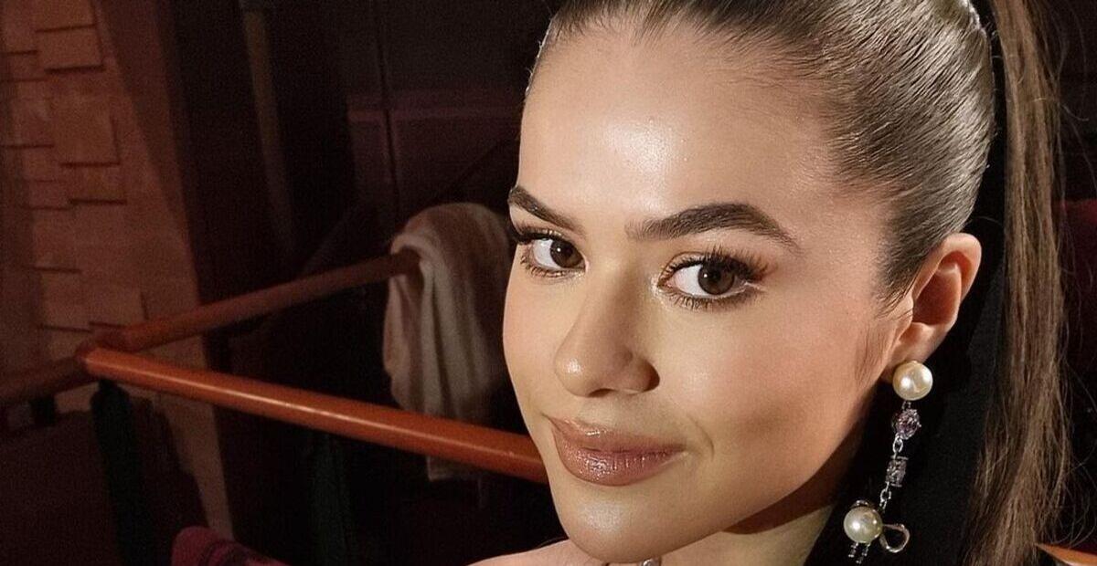 De maiô amarelo, Maisa Silva surge deslumbrante em fotos tomando sol