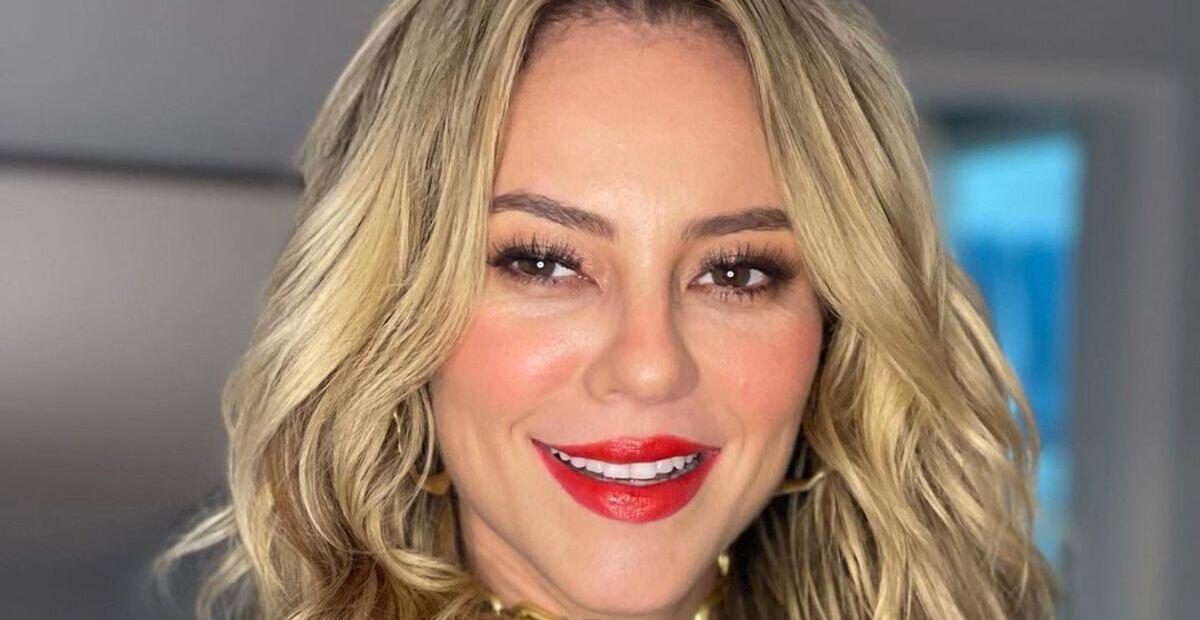 De vestido coladíssimo, Paolla Oliveira choca com beleza: ”Como pode ser tão linda?”