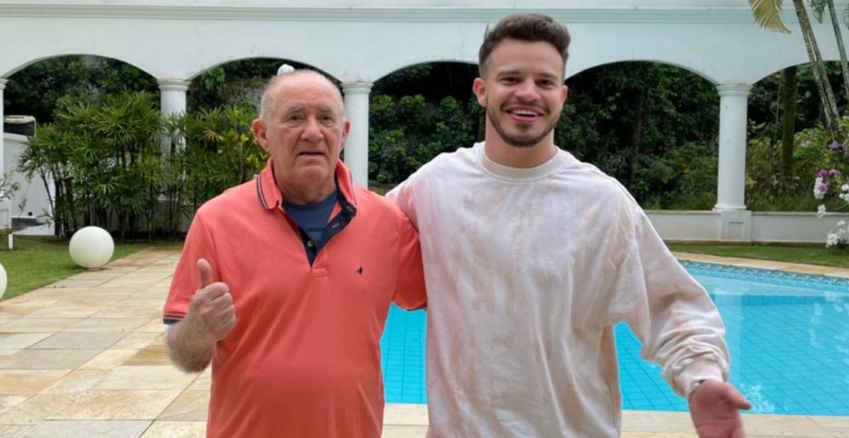 Renato Aragão recebe o cantor Matheus Fernandes em sua casa no Rio