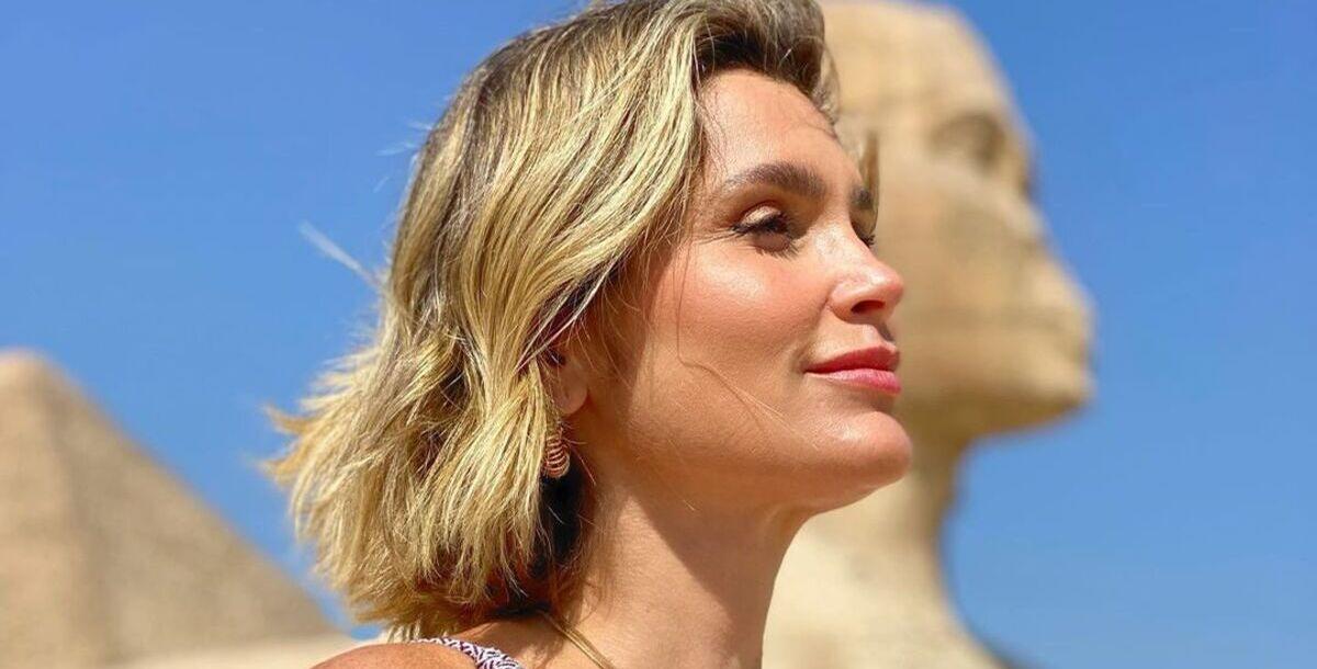 De vestido curtinho, Flávia Alessandra deixa tatuagem secreta à mostra