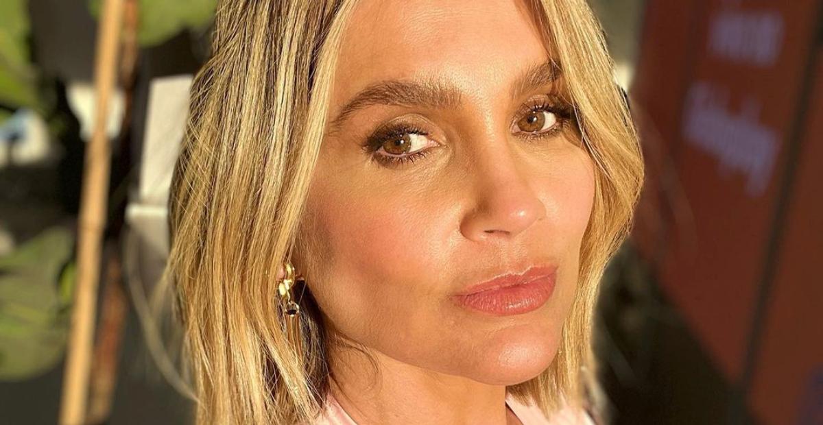 Flávia Alessandra chama a atenção ao exibir boa forma durante mergulho